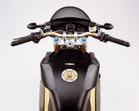 Aprilia Rsv R Tuono Naked Motorcycle Review Road Test Cycle World