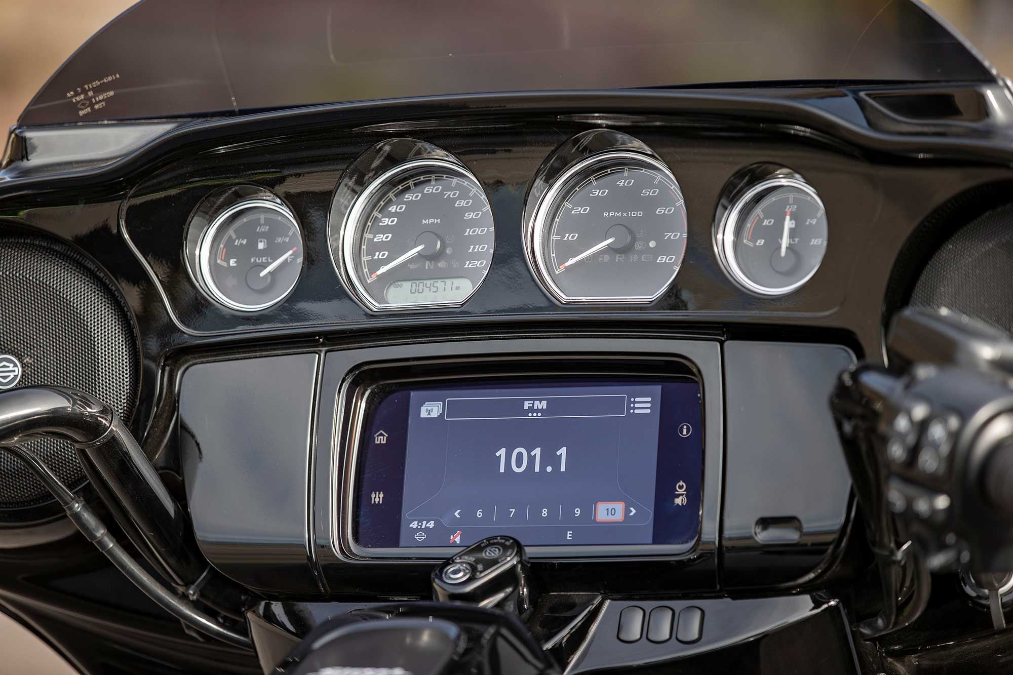 The Street Glide Special’s gauge and infotainment system.