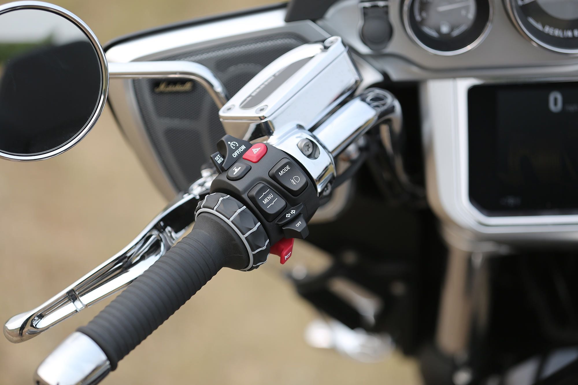 Like we’ve seen on previous BMW models, a roller and buttons on the left side of the handlebar allow navigation of the menus on the 10.25-inch screen.