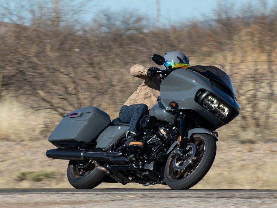 At a claimed 842 pounds, the Road Glide ST is 28 pounds heavier than the Street Glide ST.