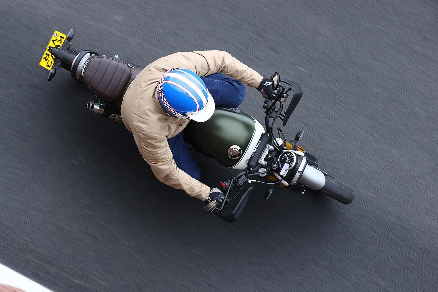 There’s more space behind the bars on the Scrambler 400 X than the Speed 400.