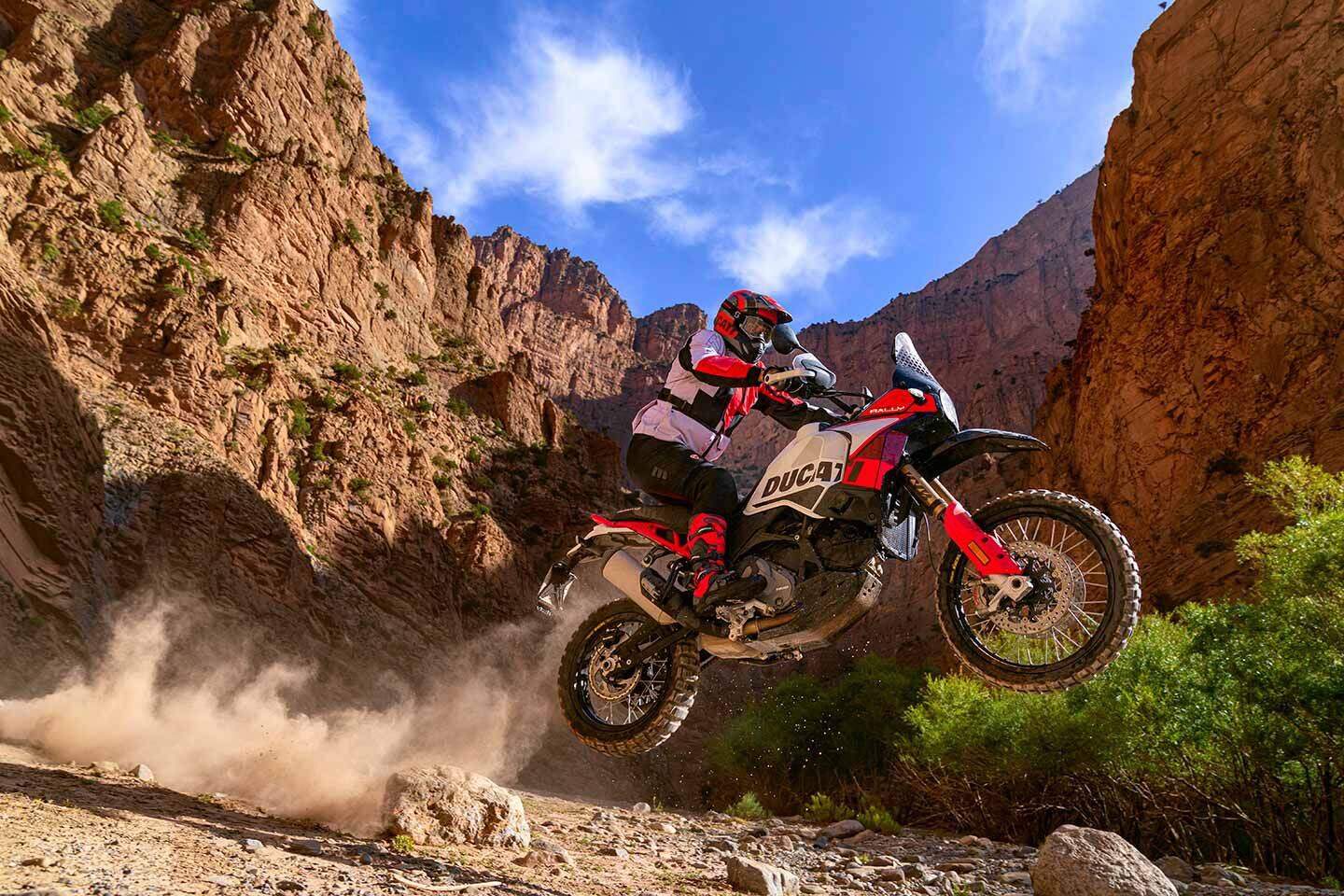 Ducati a équipé le DesertX Rally d'équipements tout-terrain importants.