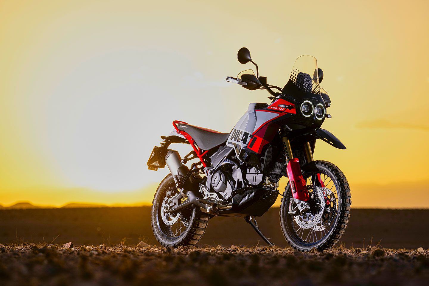 Ducati revendique 110 chevaux du moteur bicylindre en V Testastretta 937cc 11° du DesertX Rally.