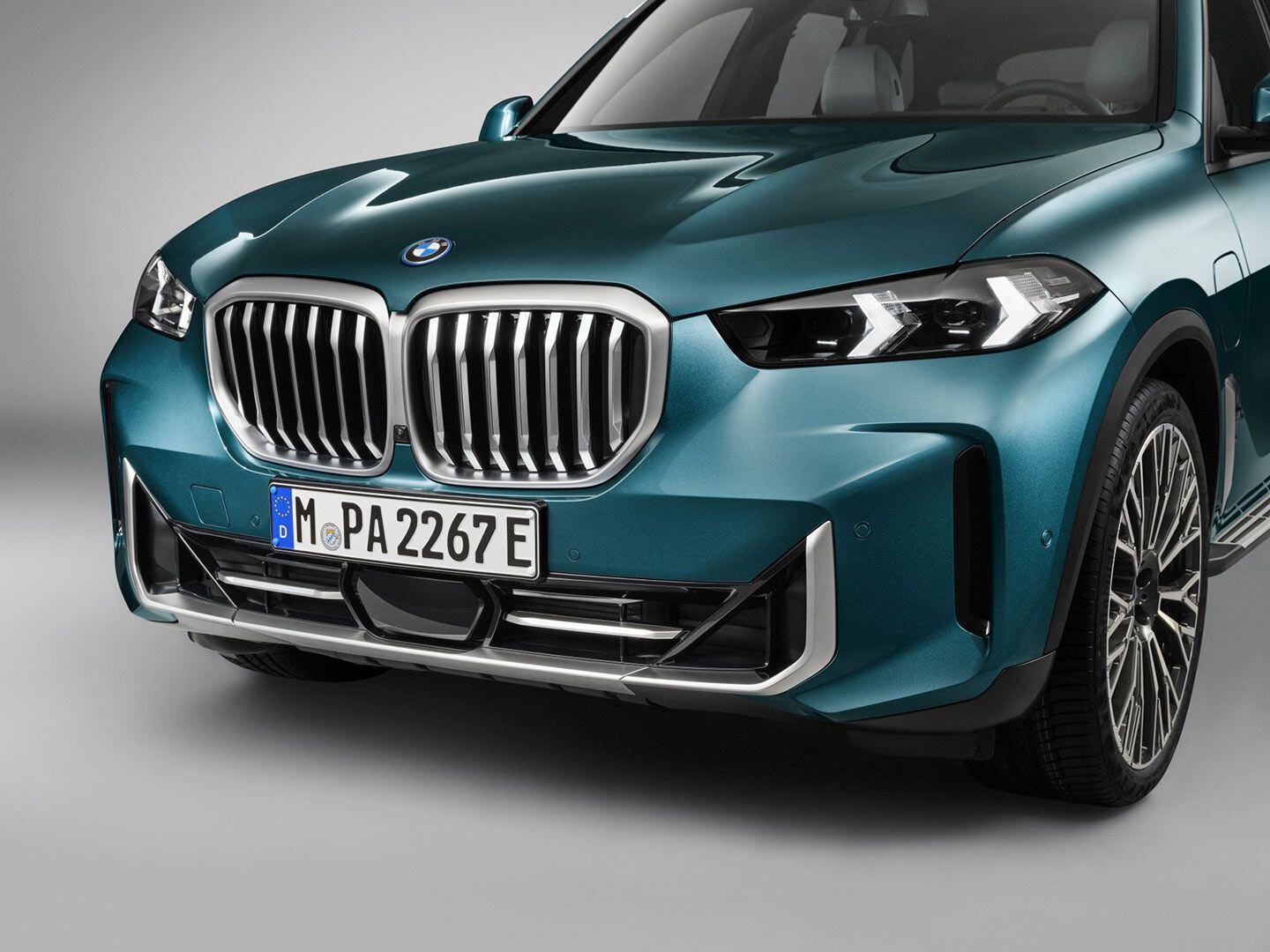 The 2024 BMW X5, like many other models in its range, has sliding shutters hidden behind the kidney-shaped grille that open and close depending on the car’s requirement for airflow to the radiator.