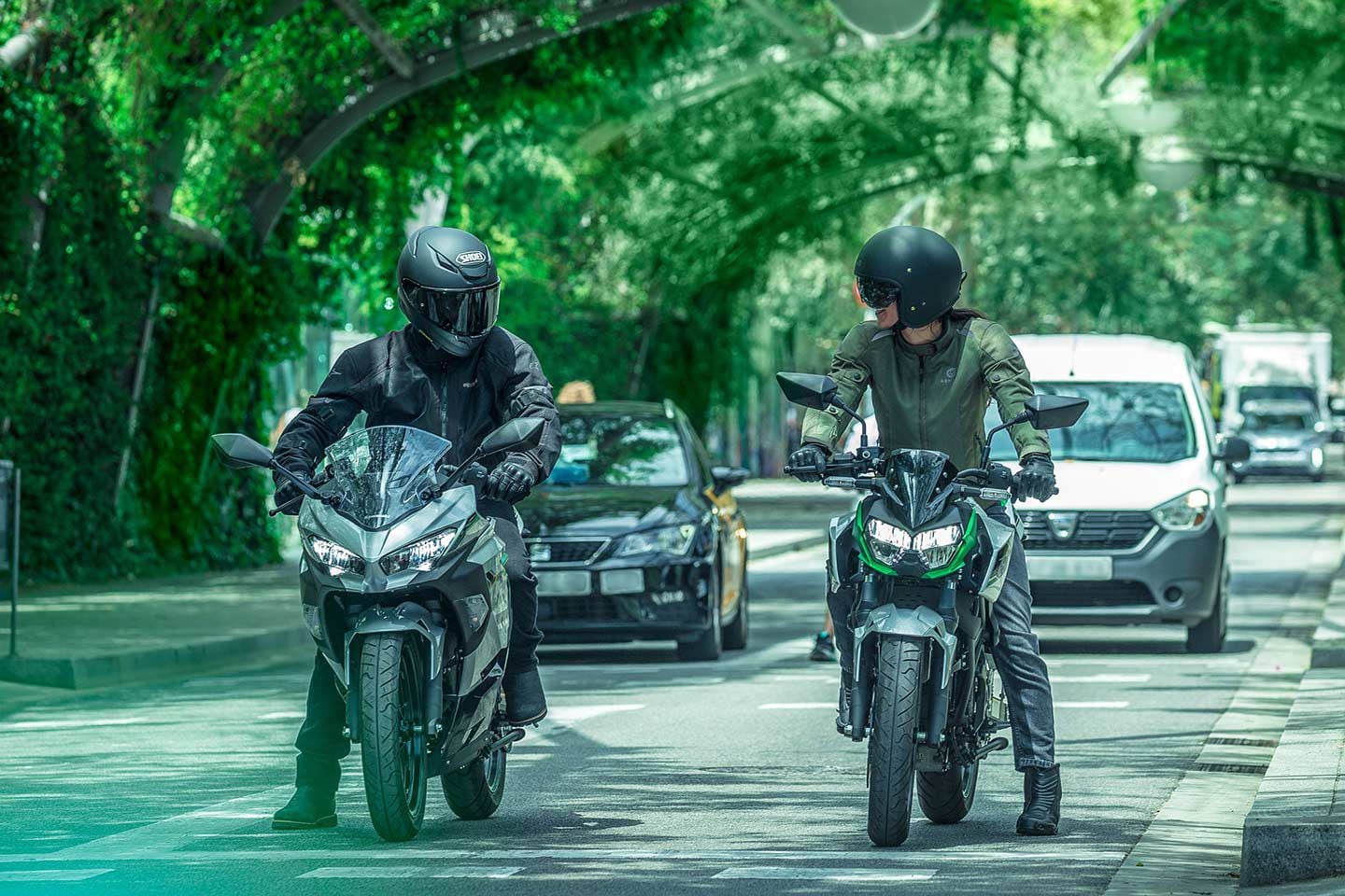 La fonction e-Boost de Kawasaki permet aux Ninja e-1 et Z e-1 de garder une longueur d'avance sur les feux de circulation pendant les trajets matinaux.