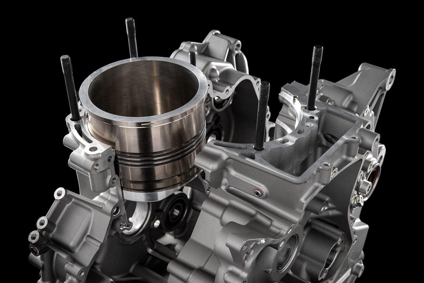 Cylinder liner is like that used in the 1299 Superleggera. Why? Weight! The standard 1299 Panigale liner was steel. The Superleggera and now Superquadro Mono is aluminum.
