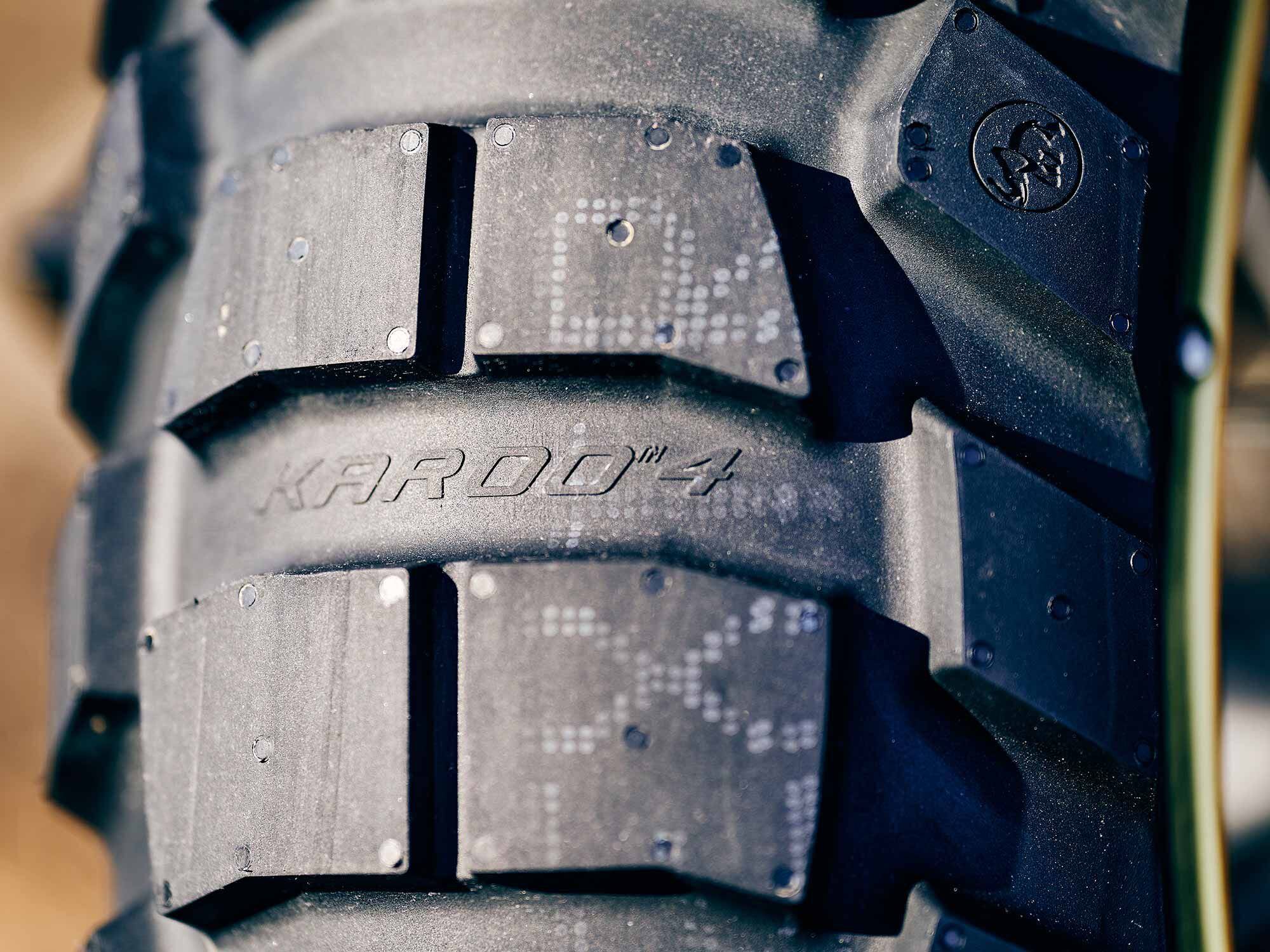A close look at the Karoo 4’s front tire profile, which is designed to optimize handling both on and off the road.