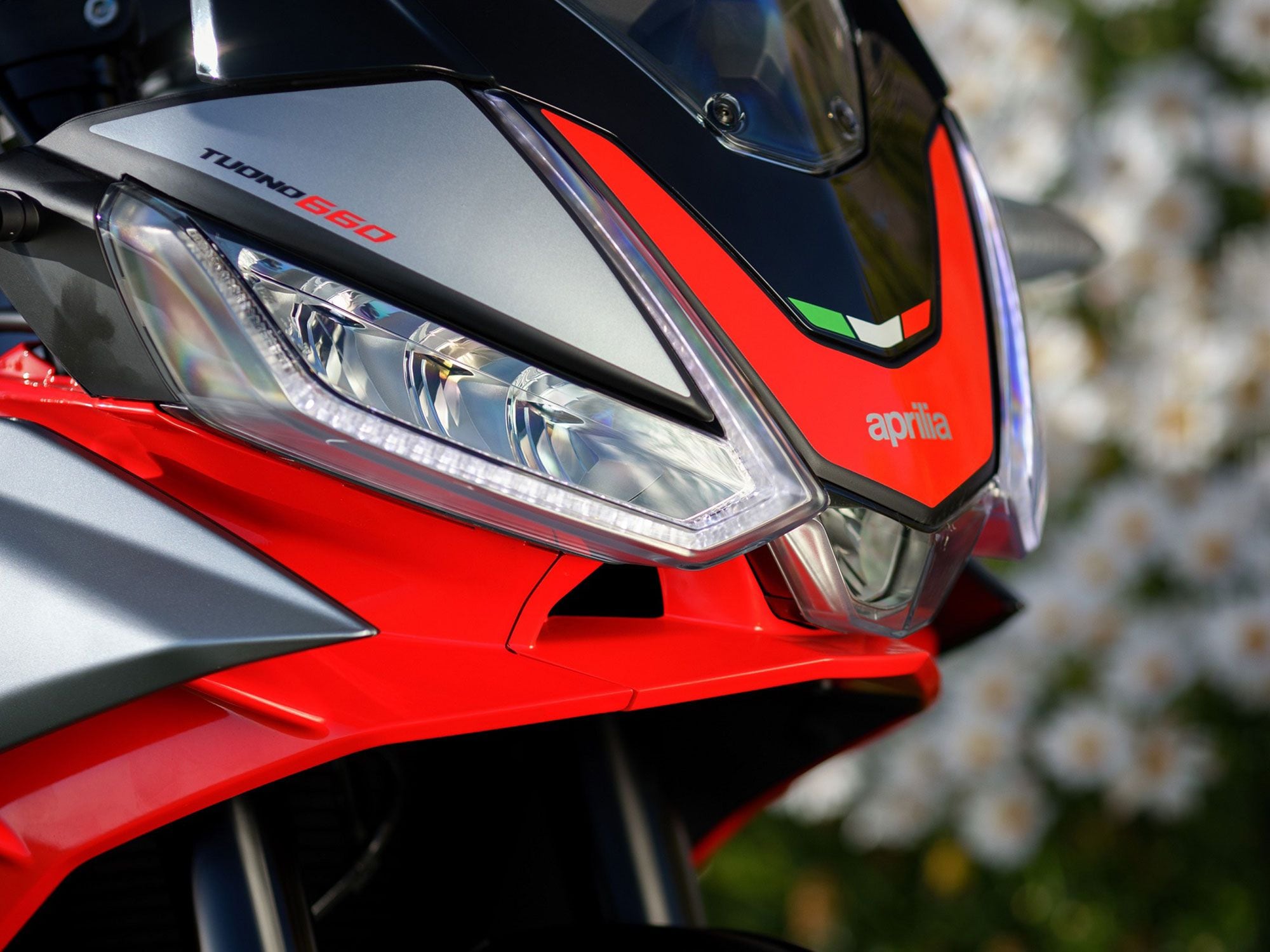 Crisp styling on the Tuono includes less cluttered triple beam LED headlight, keeping the family resemblance with RS on point.
