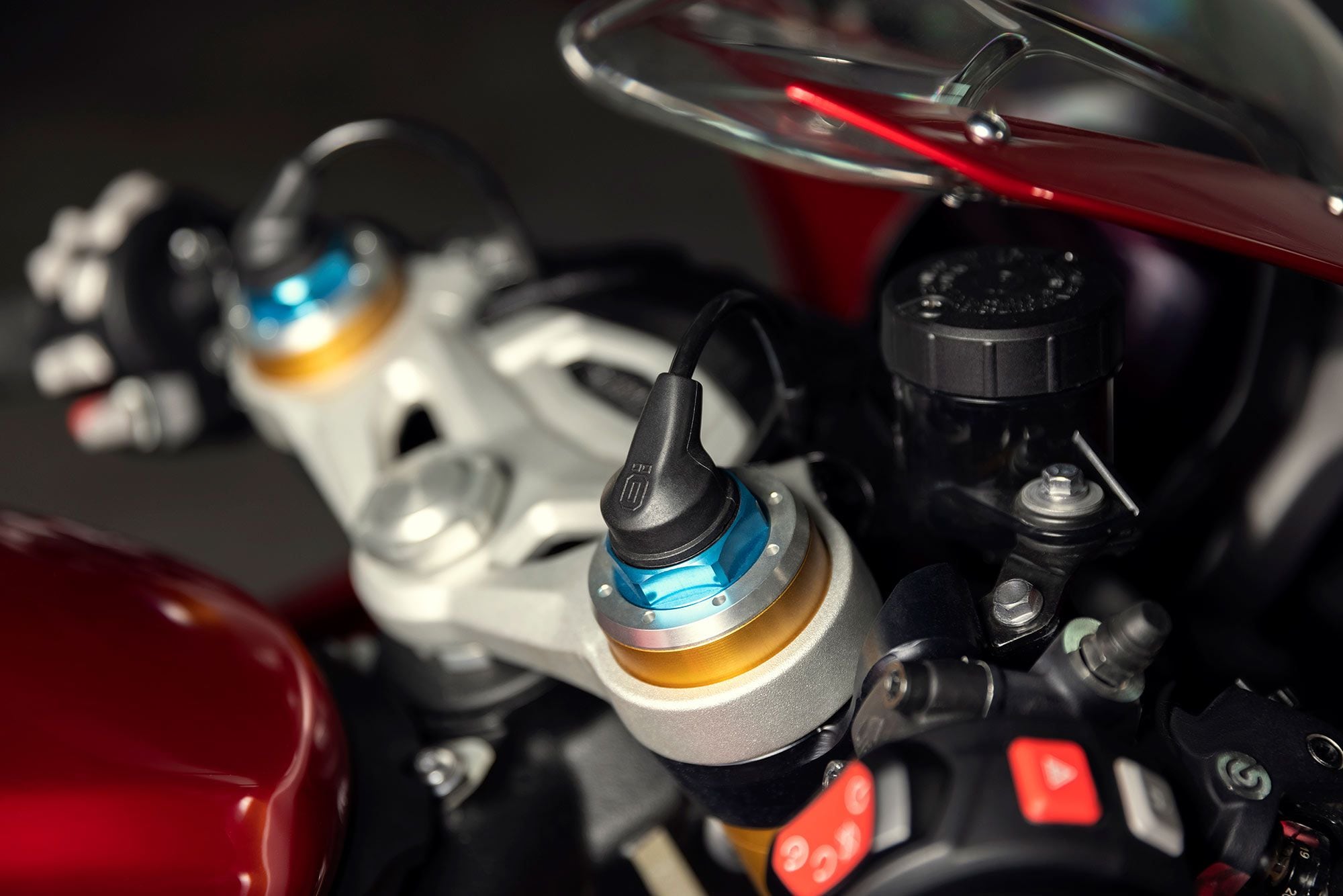 Front and rear Öhlins semi-active suspension on the RR are a step up from the Speed Triple RS’ manually adjustable units.