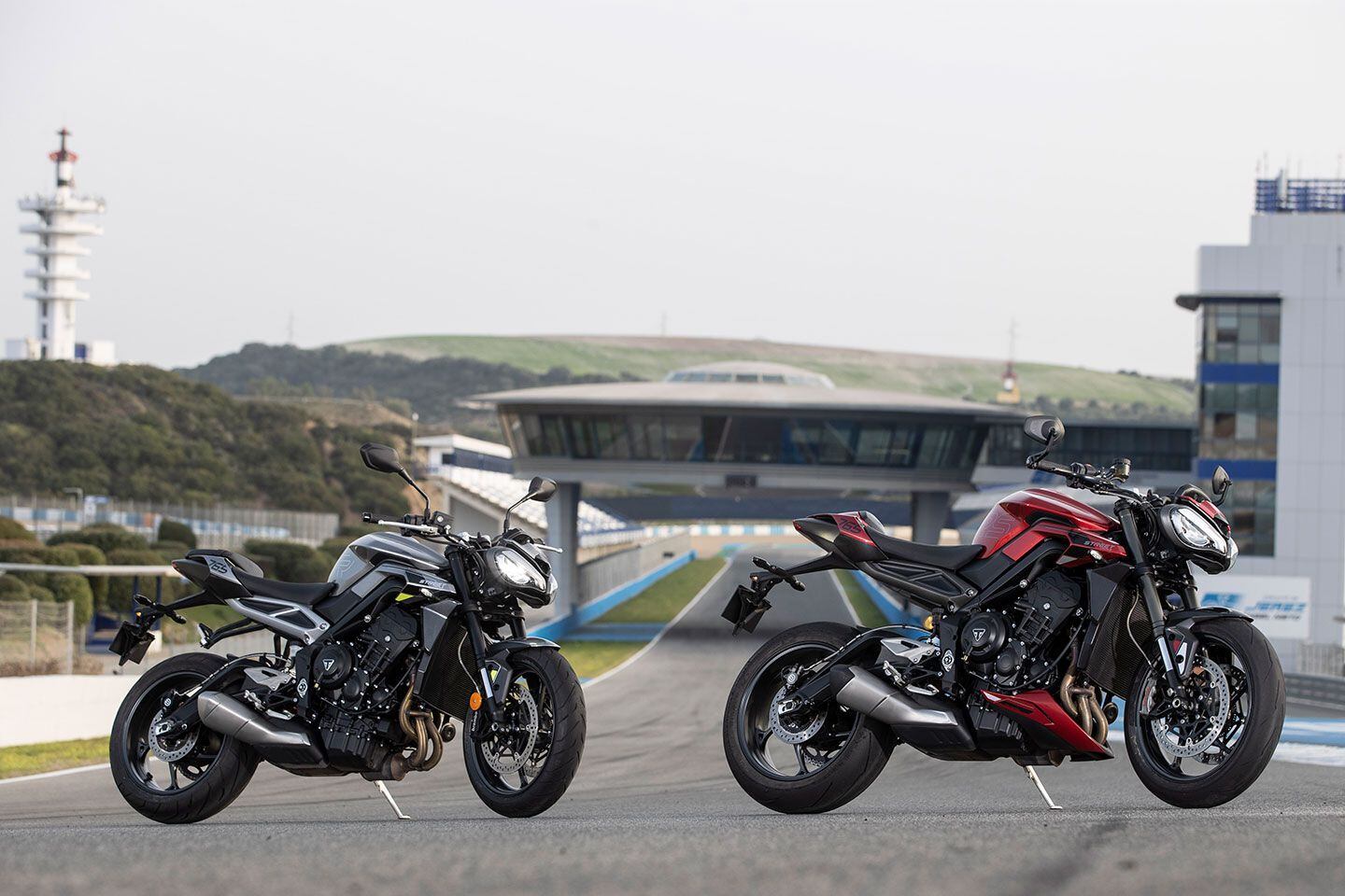 Street Triple 765 R (left) and Street Triple 765 RS (right). Notice the RS’s bar-end mirrors, bellypan, and seat cowl. RS model uses higher-spec suspension and brakes, while also benefiting from a higher engine tune.