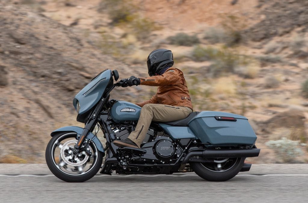 The Street Glide’s riding position is more neutral with a mellow bend at the knee, comfortable arm bend and slight forward lean from the torso.