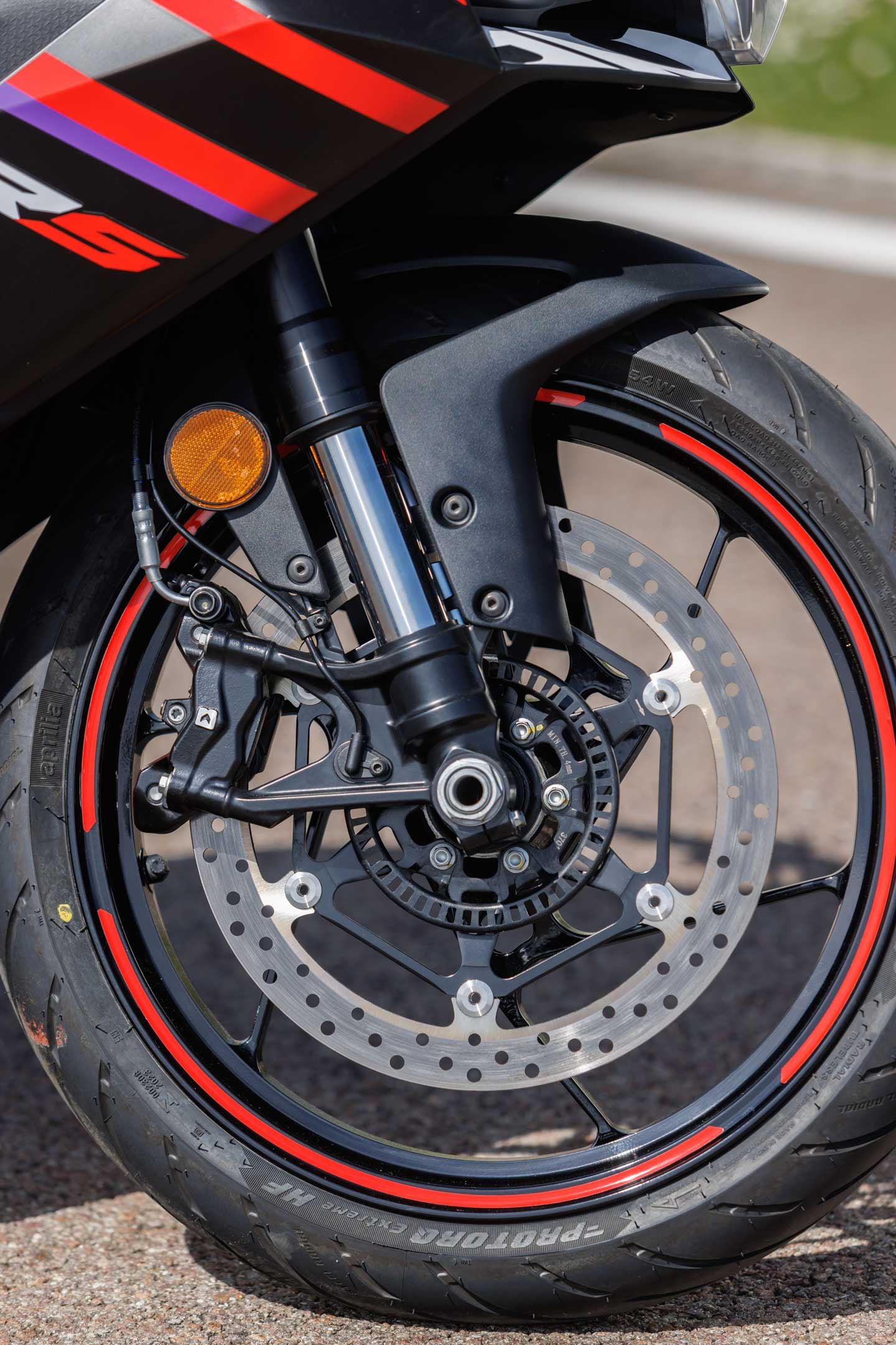 The Aprilia RS 457′s front end utilizes a 41mm inverted fork and a 320mm disc with a four-piston ByBre caliper.