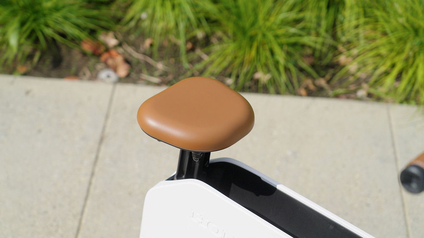 The compact theme extends to the seat. Then again, you’re not spending hours in this saddle.