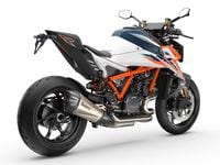 Tampilan belakang 3/4 dari KTM 1390 Super Duke RR tahun 2026 di studio.