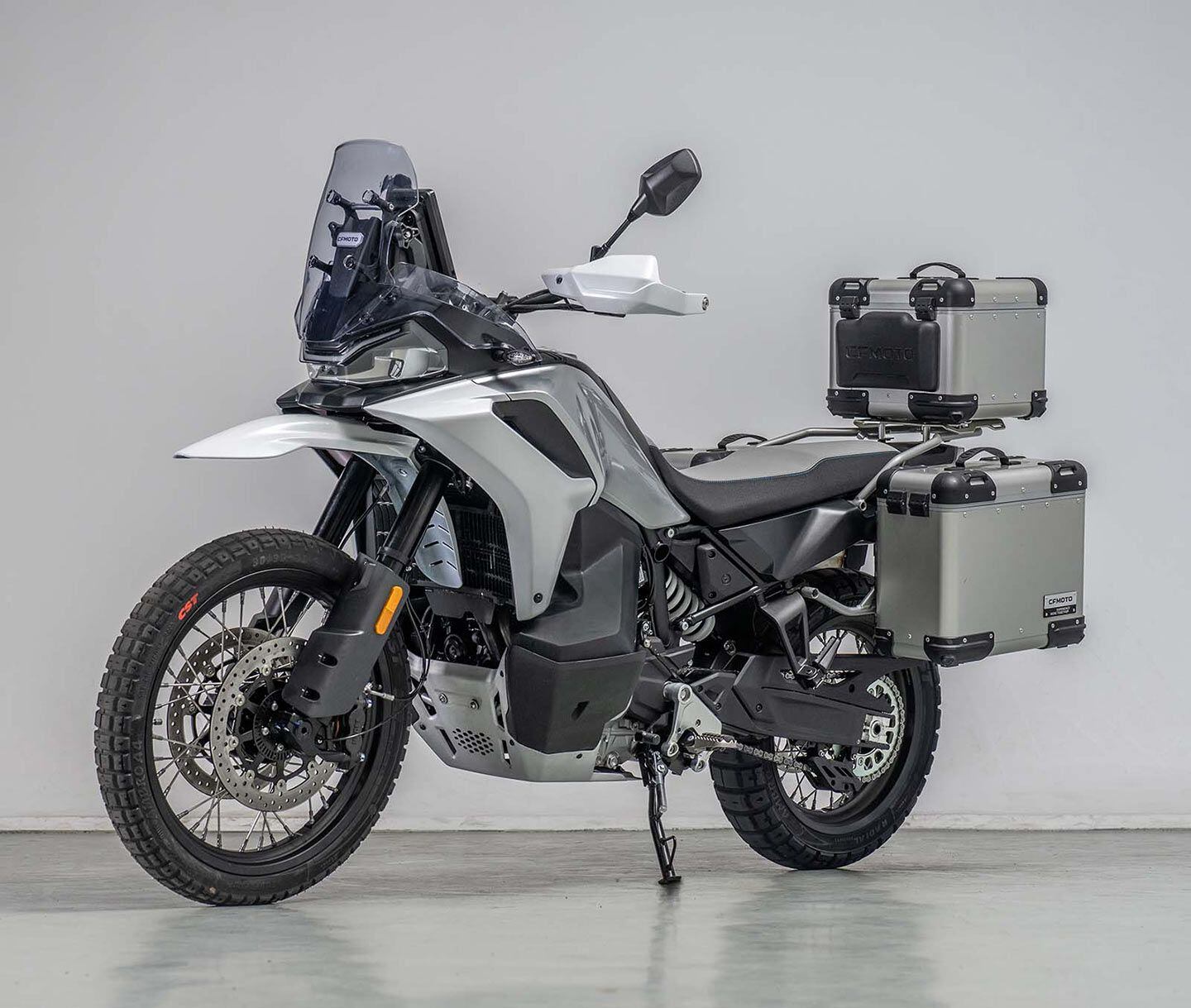 This version has the high fender, aluminum luggage, and a taller windscreen.