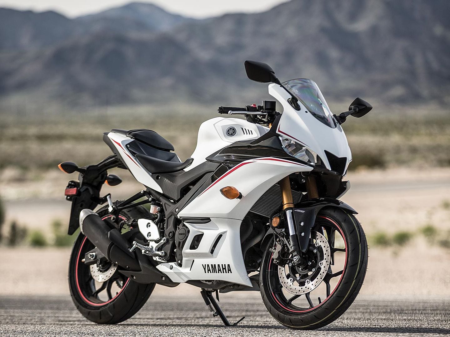 2019 Yamaha YZF-R3 vs. 400 | World