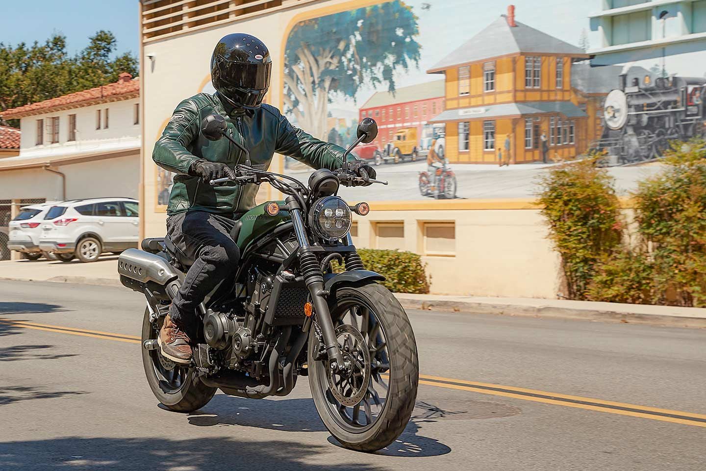 A natural, upright riding position makes the SCL500 plenty comfortable for around-town cruising. We tried Honda’s 30mm-taller accessory seat (not used in picture), and noticed that it opened up the rider triangle, creating less of a bend at the knees.