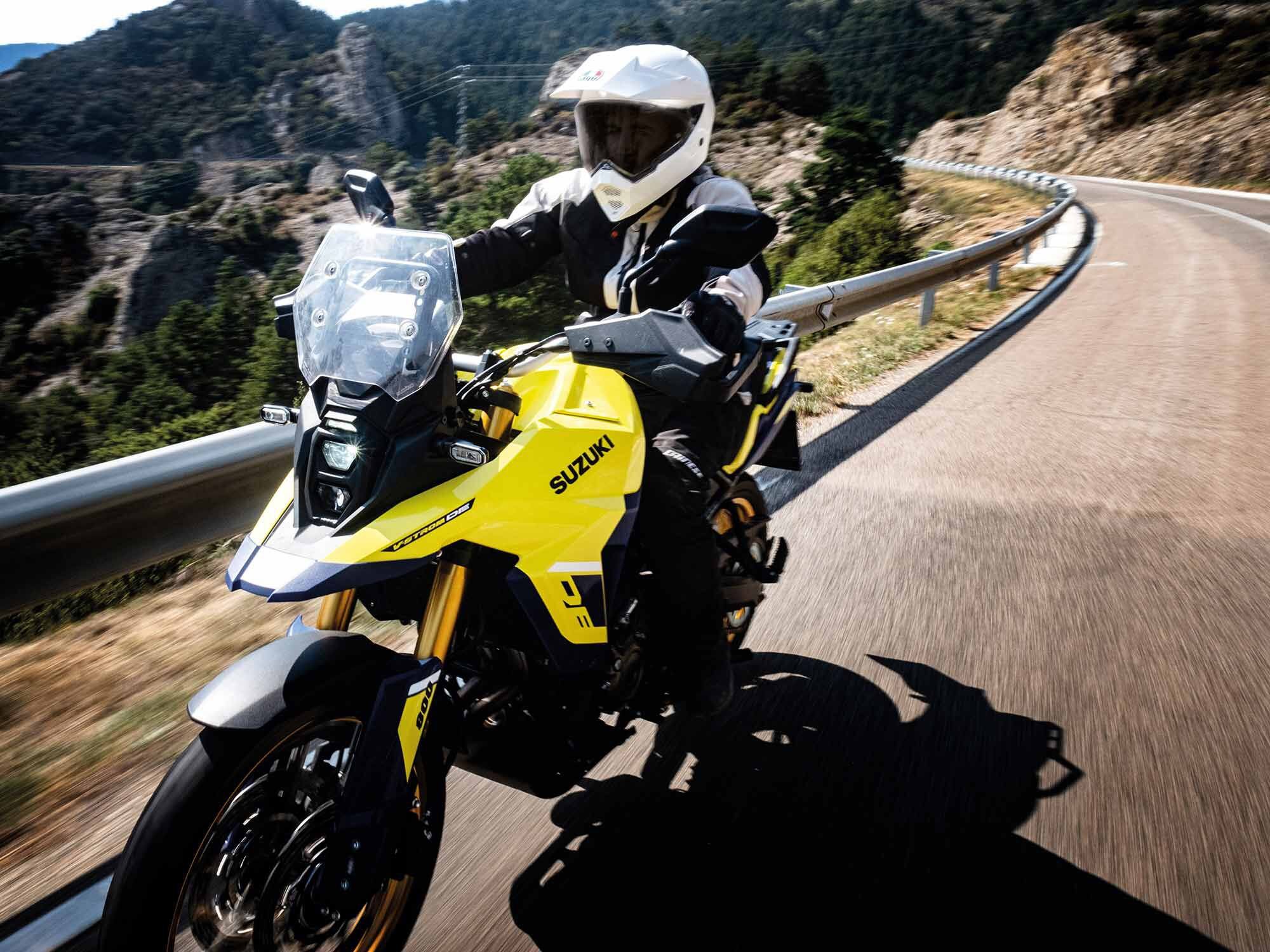 A Suzuki lançou duas novas versões do V-Strom, o 800DE e o 800DE Adventure, que usam um novo motor duplo paralelo.