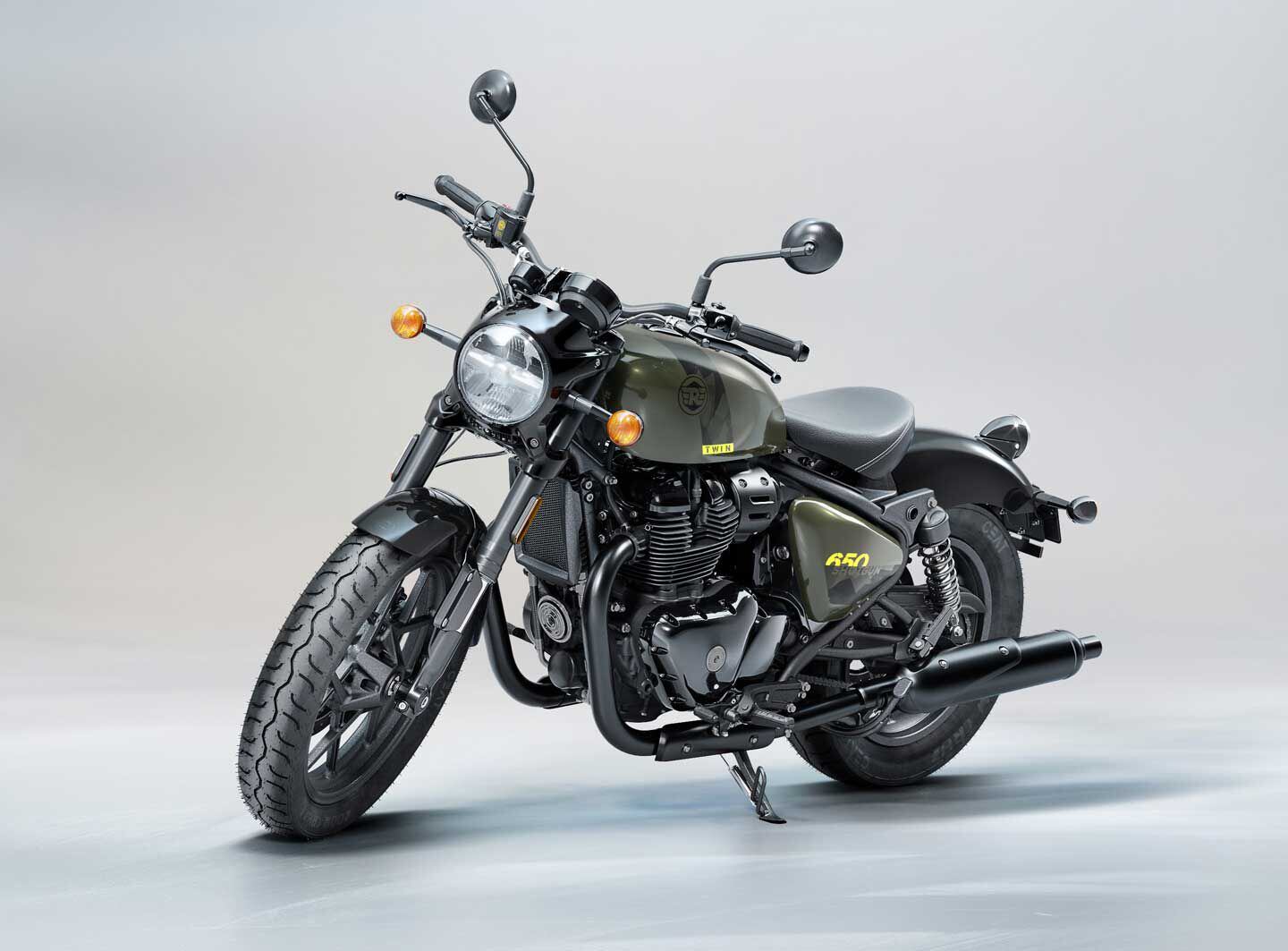 The new cruiser adopts a custom vibe but also a more aggressive stance with a shorter front fork (still inverted), tighter rake and shorter wheelbase. Here’s the Green Drill color.