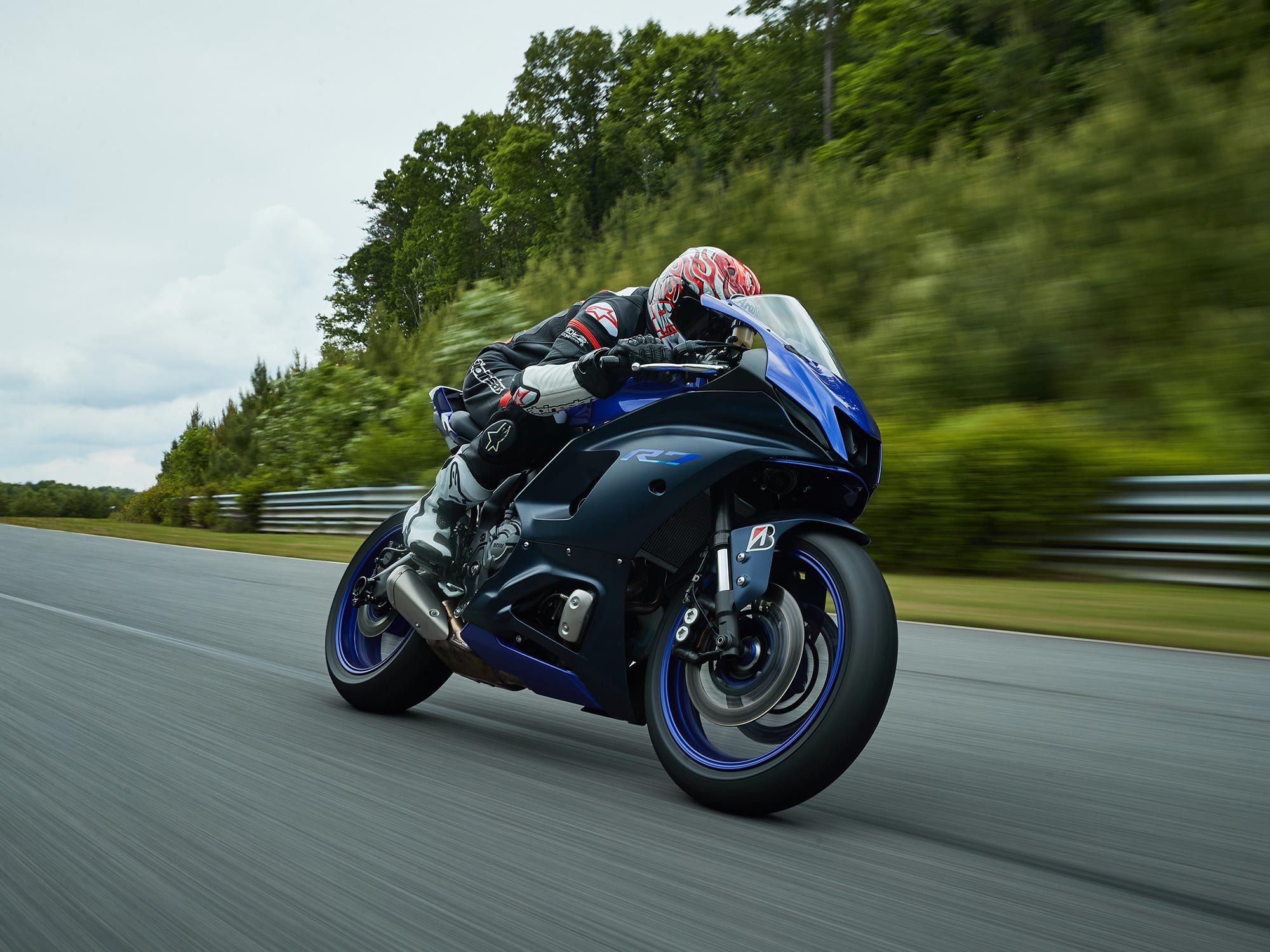 De krachtbalans van de YZF-R7 zorgt voor benaderbaarheid en gebruiksvriendelijkheid voor de minder ervaren rijders, terwijl hij nog steeds een adrenalinestoot biedt wanneer hij wordt losgelaten.