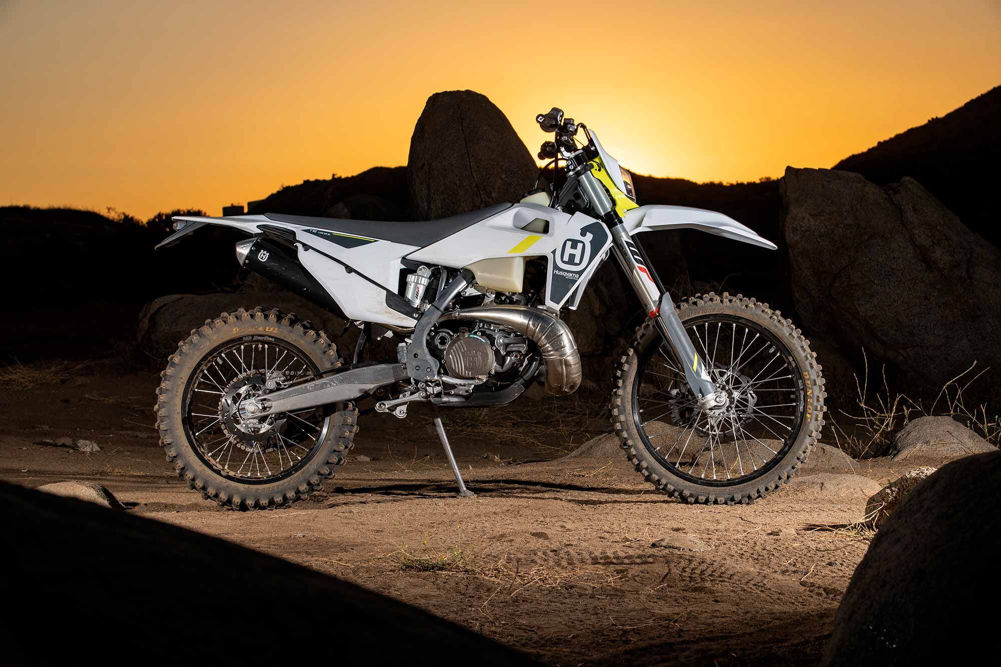 No need to mix oil and gas or jet for altitude changes, the Husqvarna TE 300i makes it easier to rack up hard enduro miles.