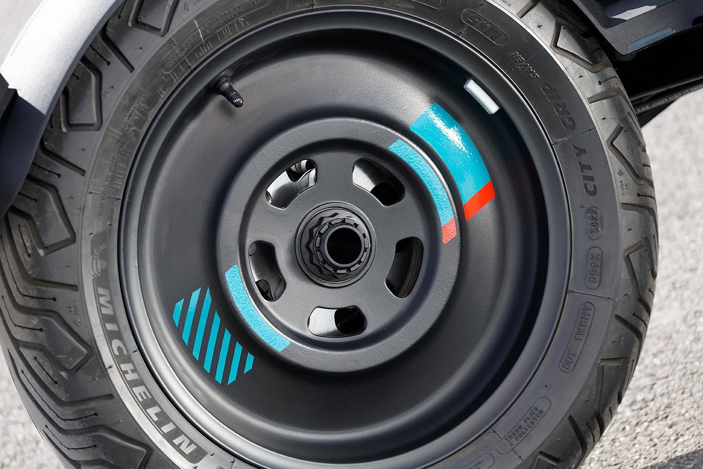 The CE 02’s open rear wheel.