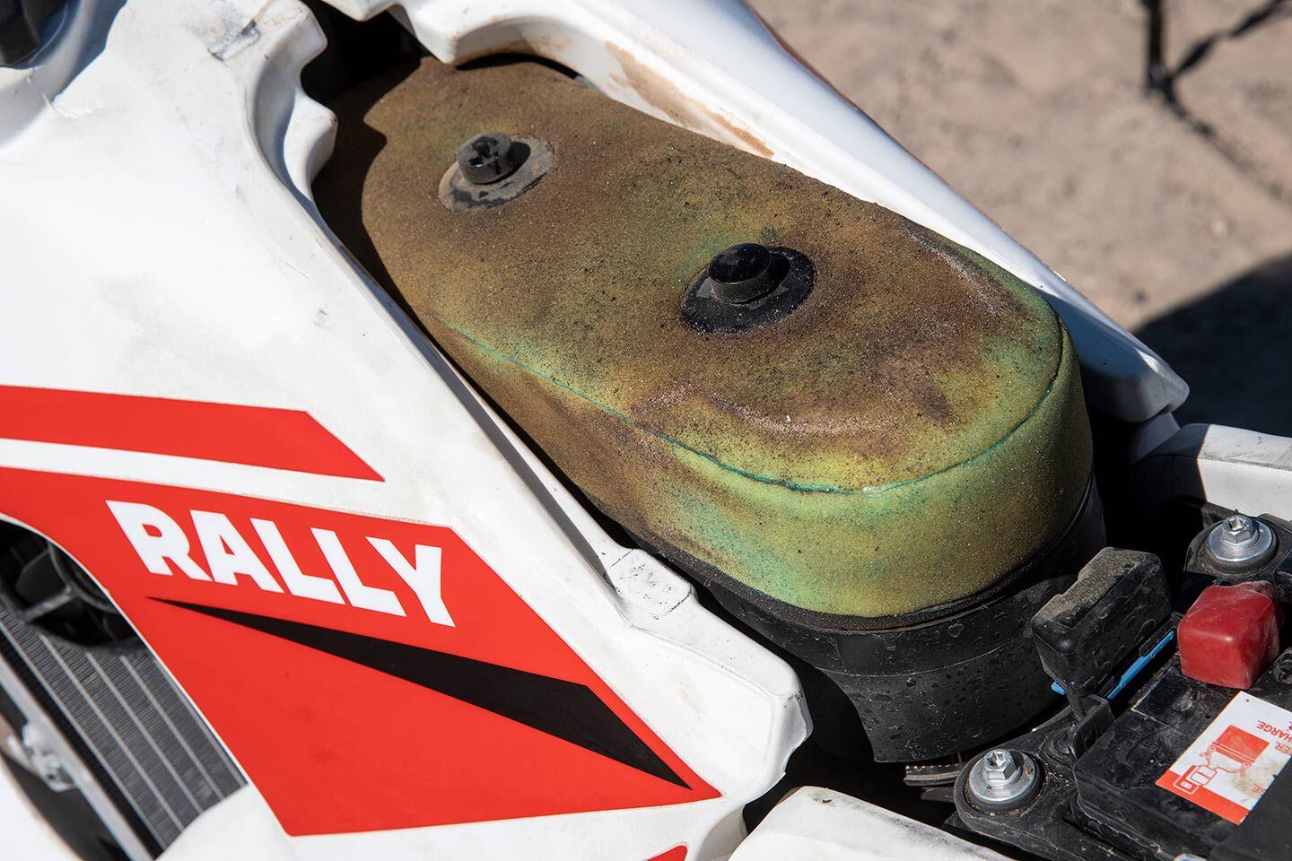 An easy-to-access air filter sits above the engine.