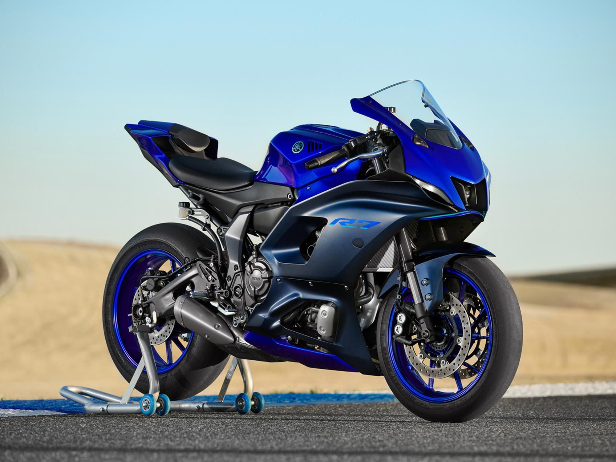 While sharing much with the MT-07, the YZF-R7 is a much more focused and serious sportbike.