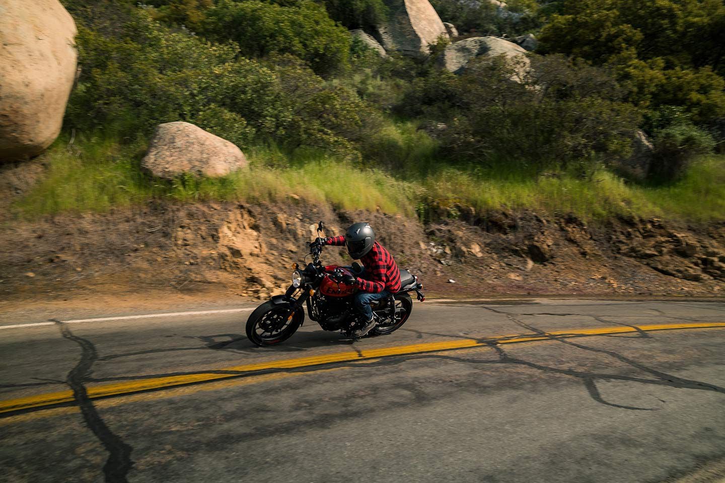 A pair of 17-inch alloy wheels and tubeless tires steer the Royal Enfield Hunter 350.