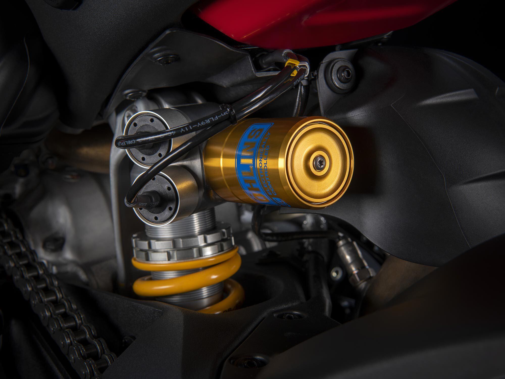 On the V4 S, the Panigale benefits from electronically adjustable Öhlins suspension front and rear.