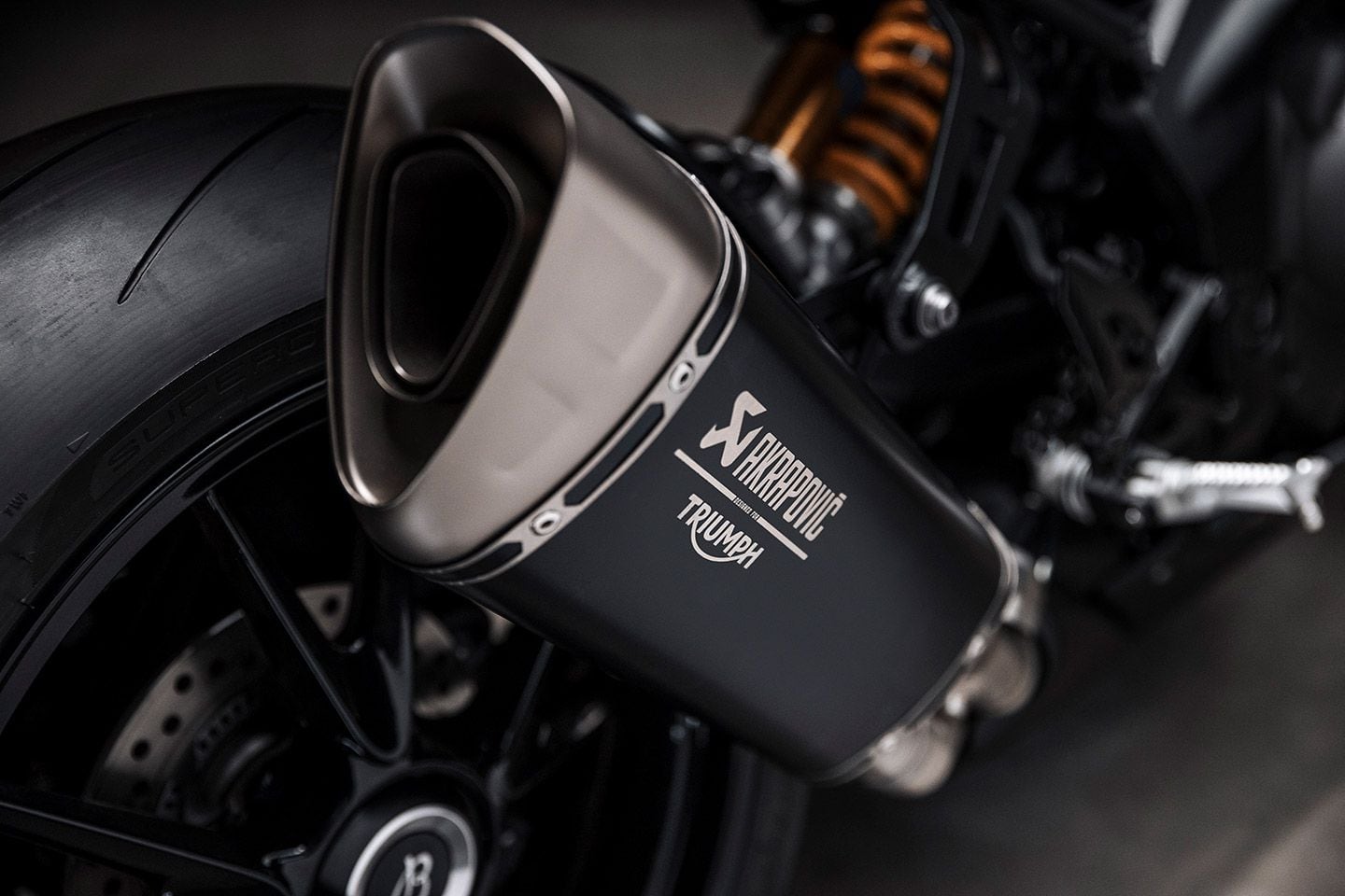 The Speed Triple 1200 RR comes with an Akrapovič silencer.