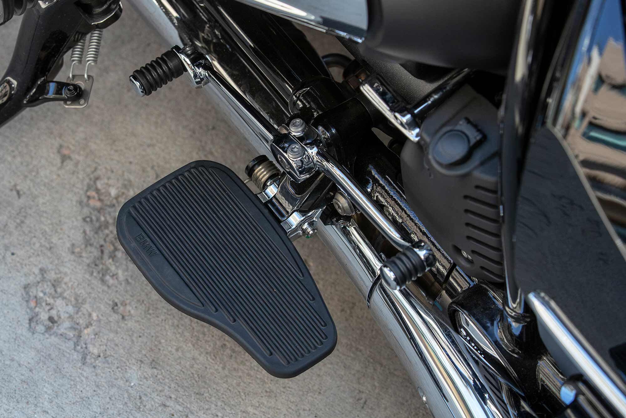 Floorboards are featured on the R 18 B and R 18 Transcontinental with independently adjustable heel-toe shifters and a further adjustable knob on the toe.