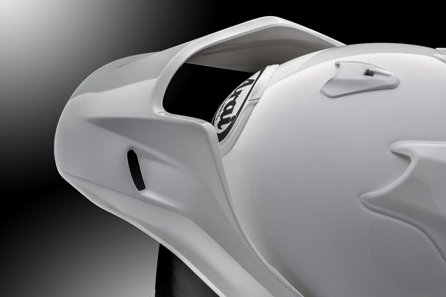 A newly designed peak provides improved aerodynamic efficiency.