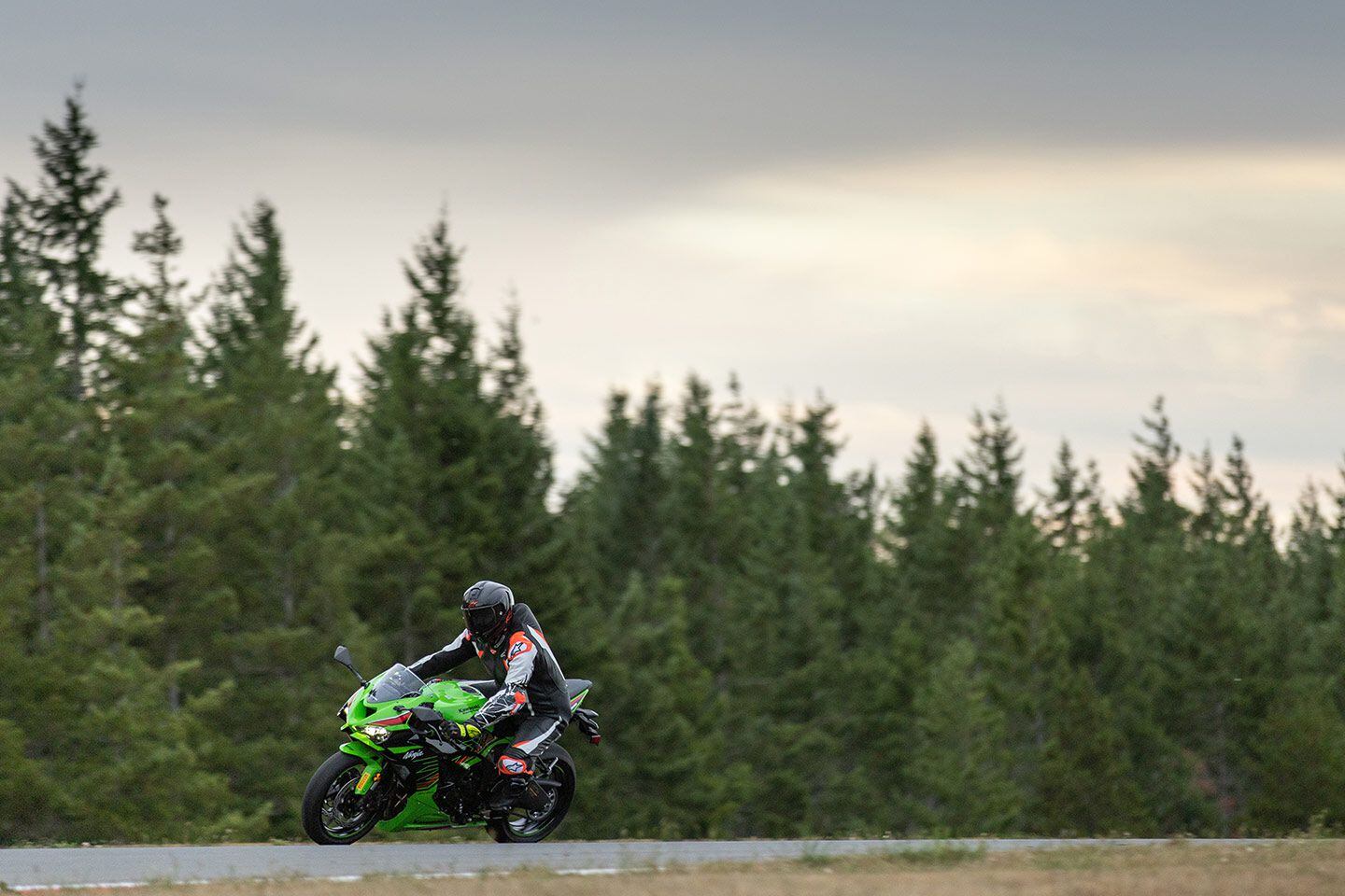No major changes to the ZX-6R brakes for 2024, hold for round front brake discs (versus wave type). The braking package gets the job done, but doesn’t have the awe-inspiring stopping power some as newer braking packages elsewhere in the sportbike world.