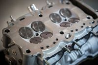 Compact combustion chambers, single sparkplugs, and titanium valves. Intakes measure 34mm, exhausts 27.5mm.