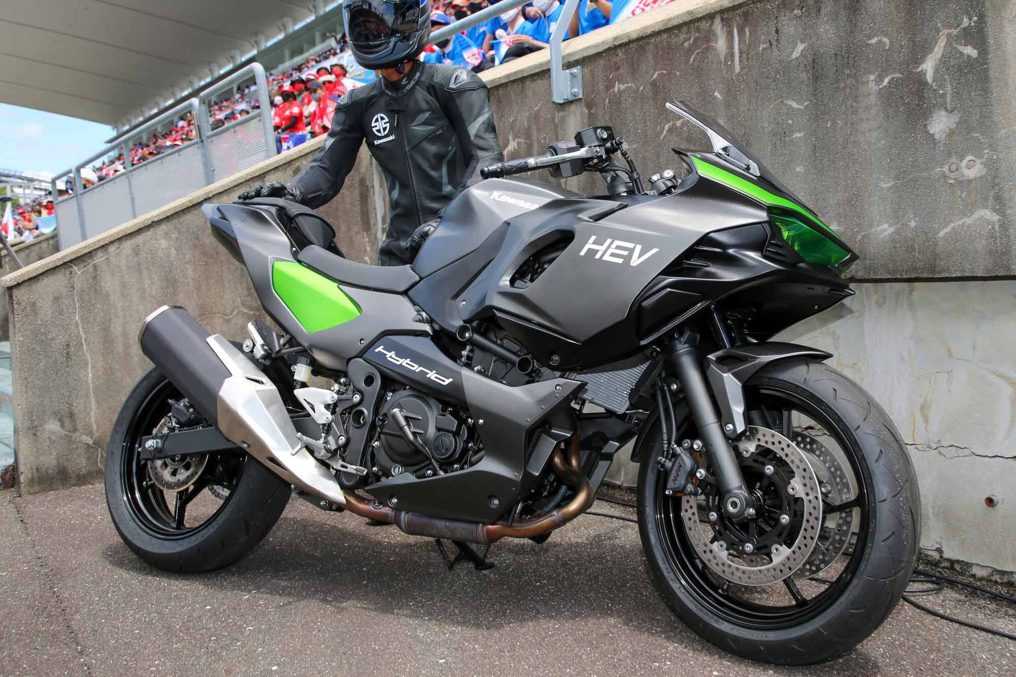 The right-side view of the hybrid reveals clues as to which IE-powerplant the bike uses, and also shows which parts it shares with existing models in Kawasaki’s lineup.