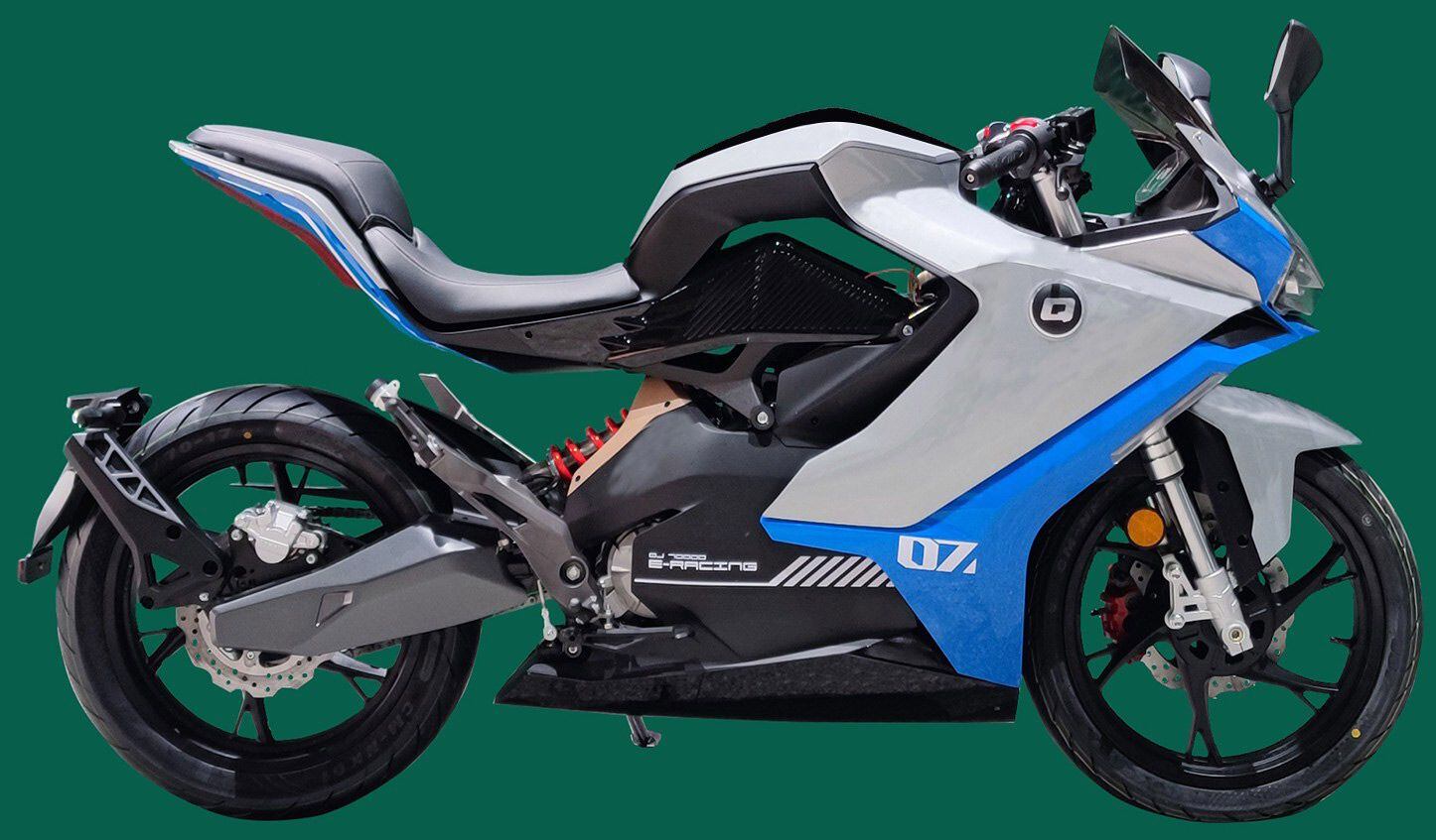 Unlike most electrics, the QJ7000D appears to use a conventional multi-ratio transmission.