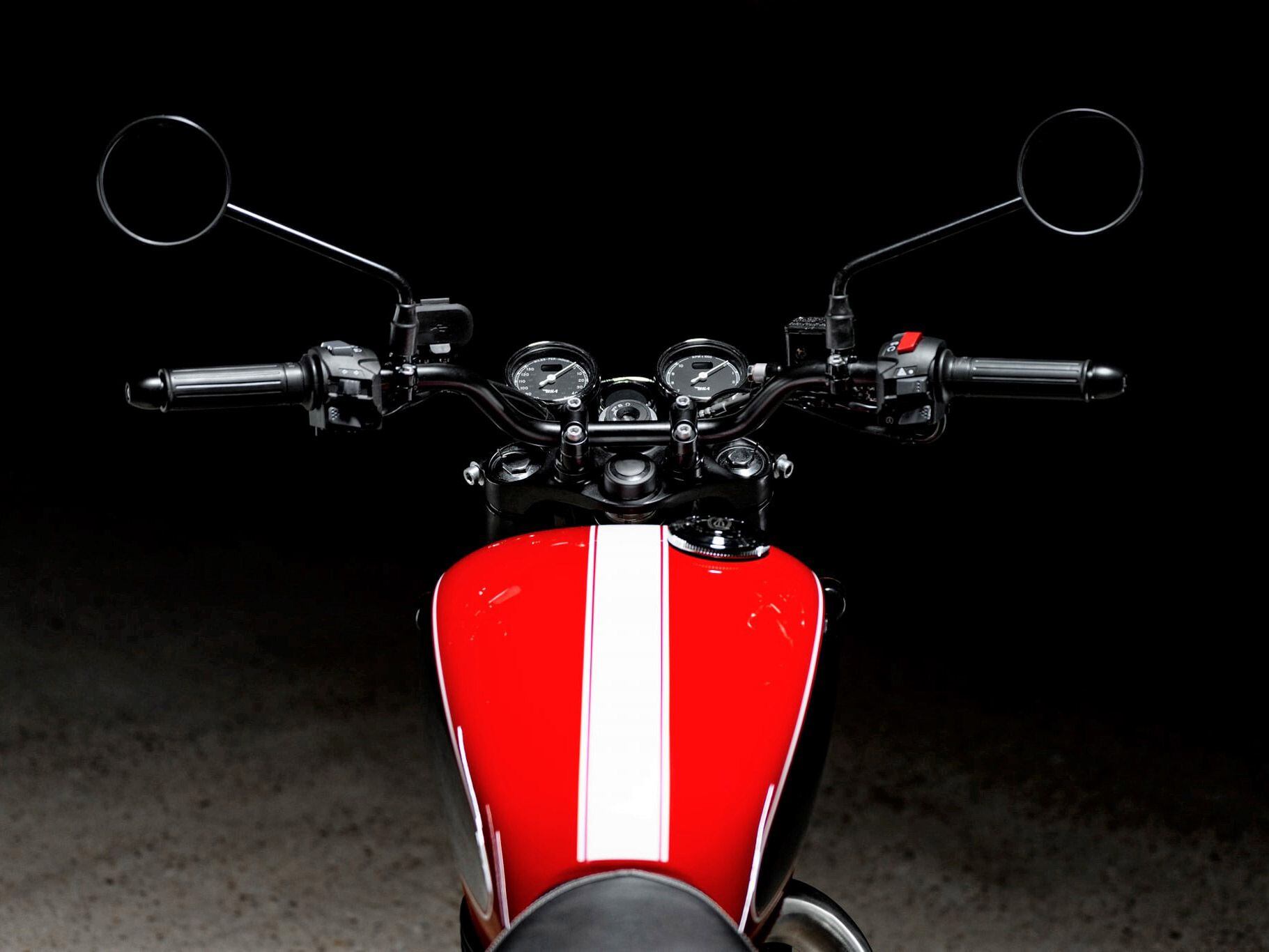 Although ABS is standard, electronics are kept to a minimum, with dual analog gauges mounted ahead of the bars and a small LCD window showing other info.