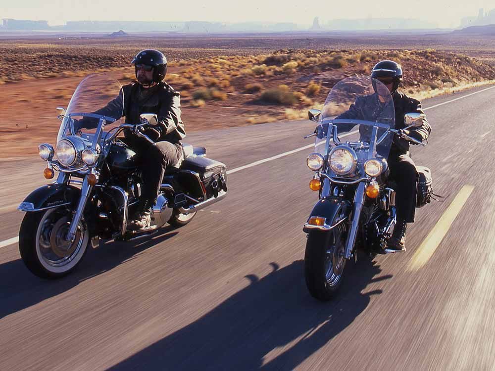 Big Twin Shootout Between the 2000 Harley-Davidson Road King and The Herita...