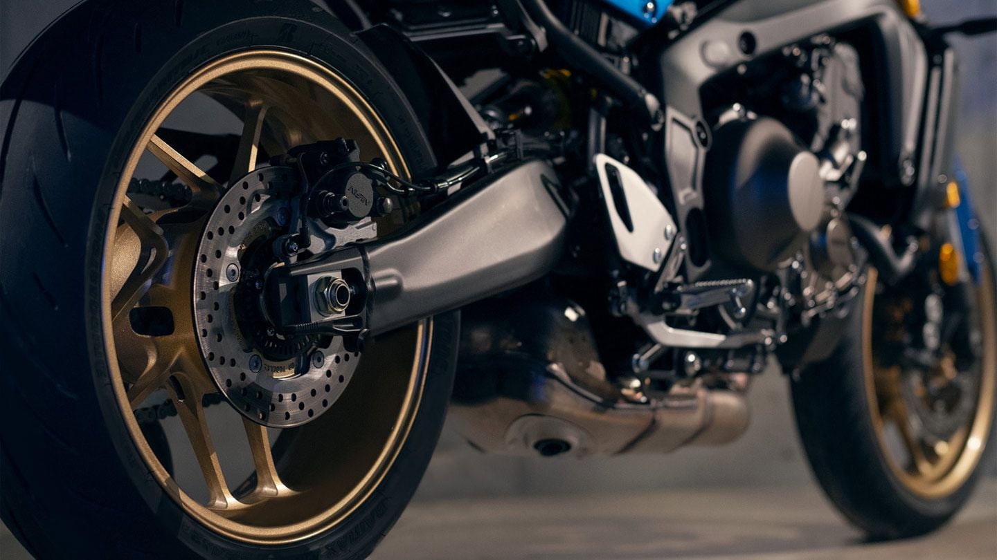 The XSR900 shares most of its chassis with the MT-09 but uses a bespoke subframe, a longer swingarm, and lower steering head. It also uses Yamaha’s spin-forged wheels.