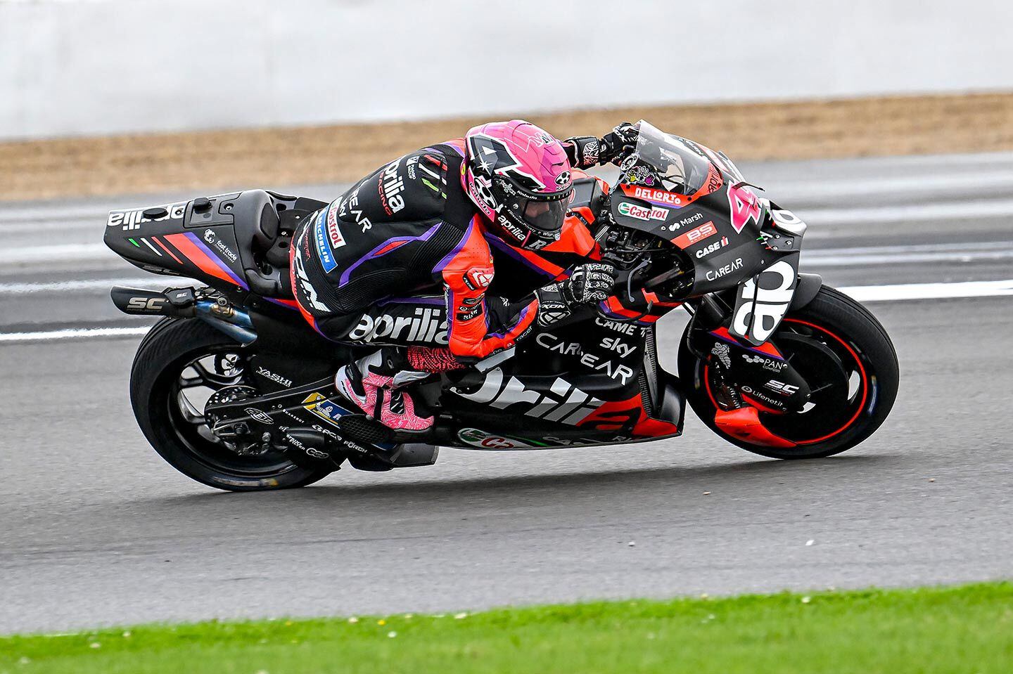 Aleix Espargaró and some other riders, like KTM’s Jack Miller, were rather open about bike setup used in the wet conditions experienced at Silverstone. The move? Shorter and softer.