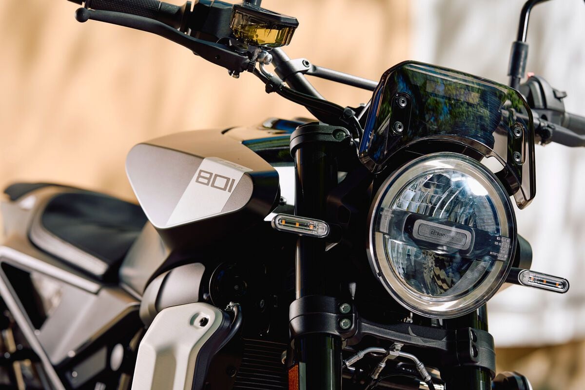An attractive LED headlight is a dramatic departure from KTM’s angular units on the Duke line.