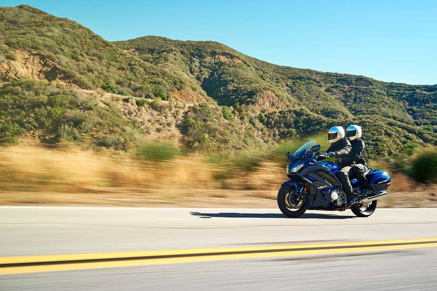 The FJR’s 1,298cc engine is so smooth it's almost eerie, especially when in top gear. Cruising at 75 mph, the engine is barely turning 3,500 rpm.