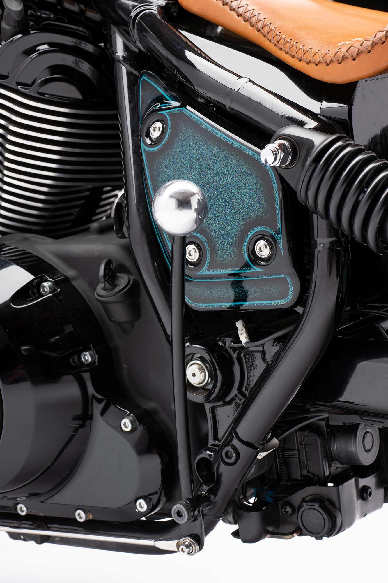 It wouldn’t be classic chopper style without a foot clutch and hand shifter.