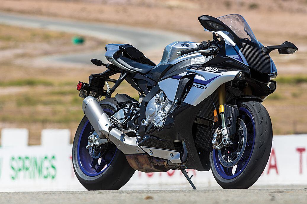 2016 Yamaha YZF R1M vs. YZF R1S Sportbike COMPARISON TEST Cycle World