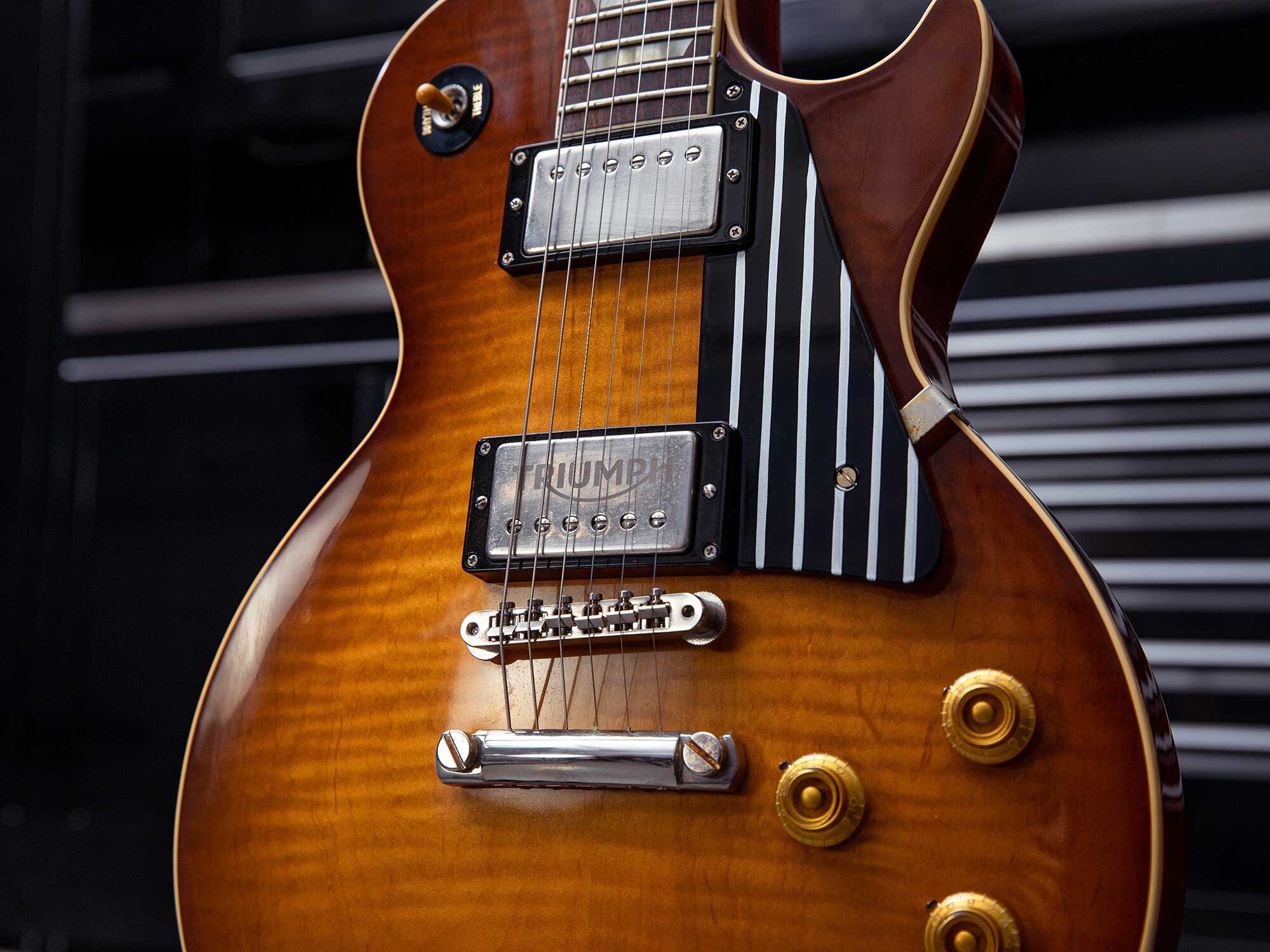 The Les Paul’s pickguard’s design is inspired by the Bonneville’s legendary engine fins.