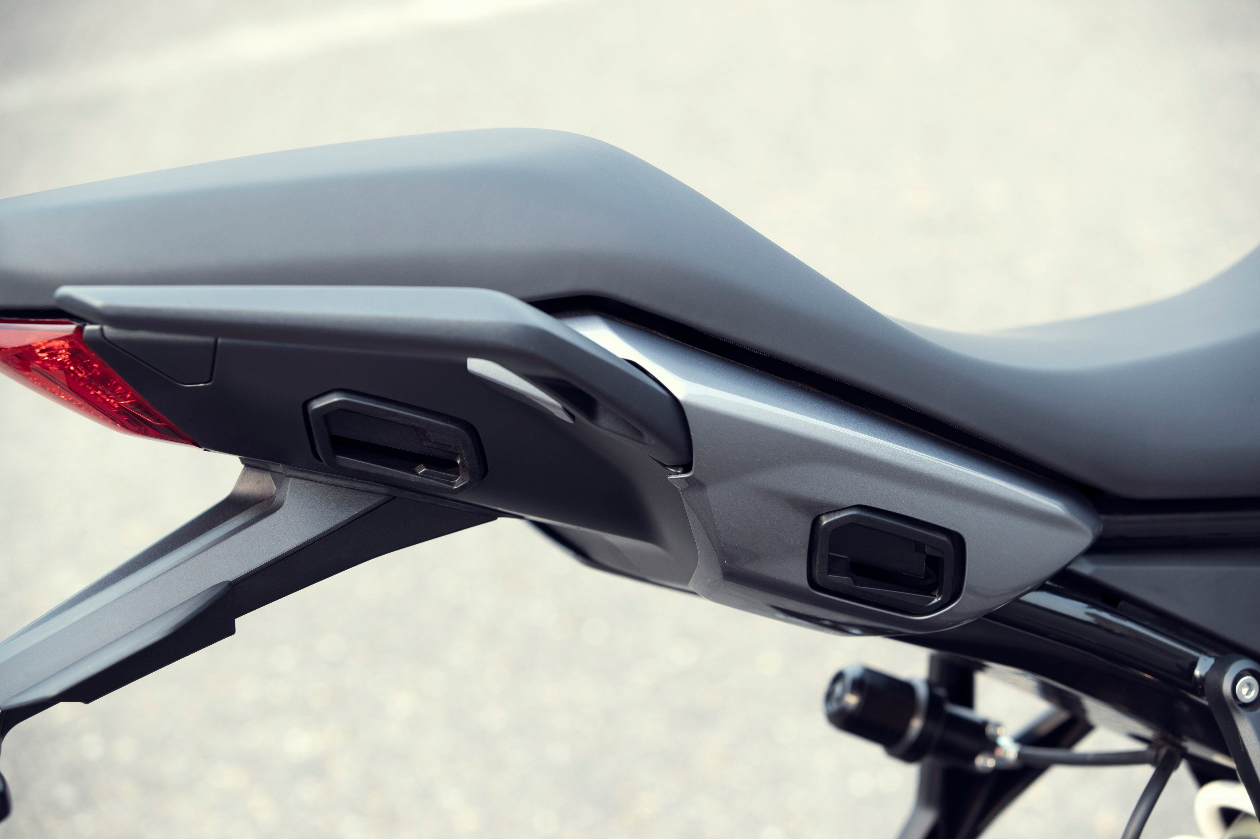 A new, bigger seat and a longer reinforced subframe signal the Tiger Sport 660′s two-up capabilities. Cutouts are integrated mounting points for Triumph’s new luggage system (optional).