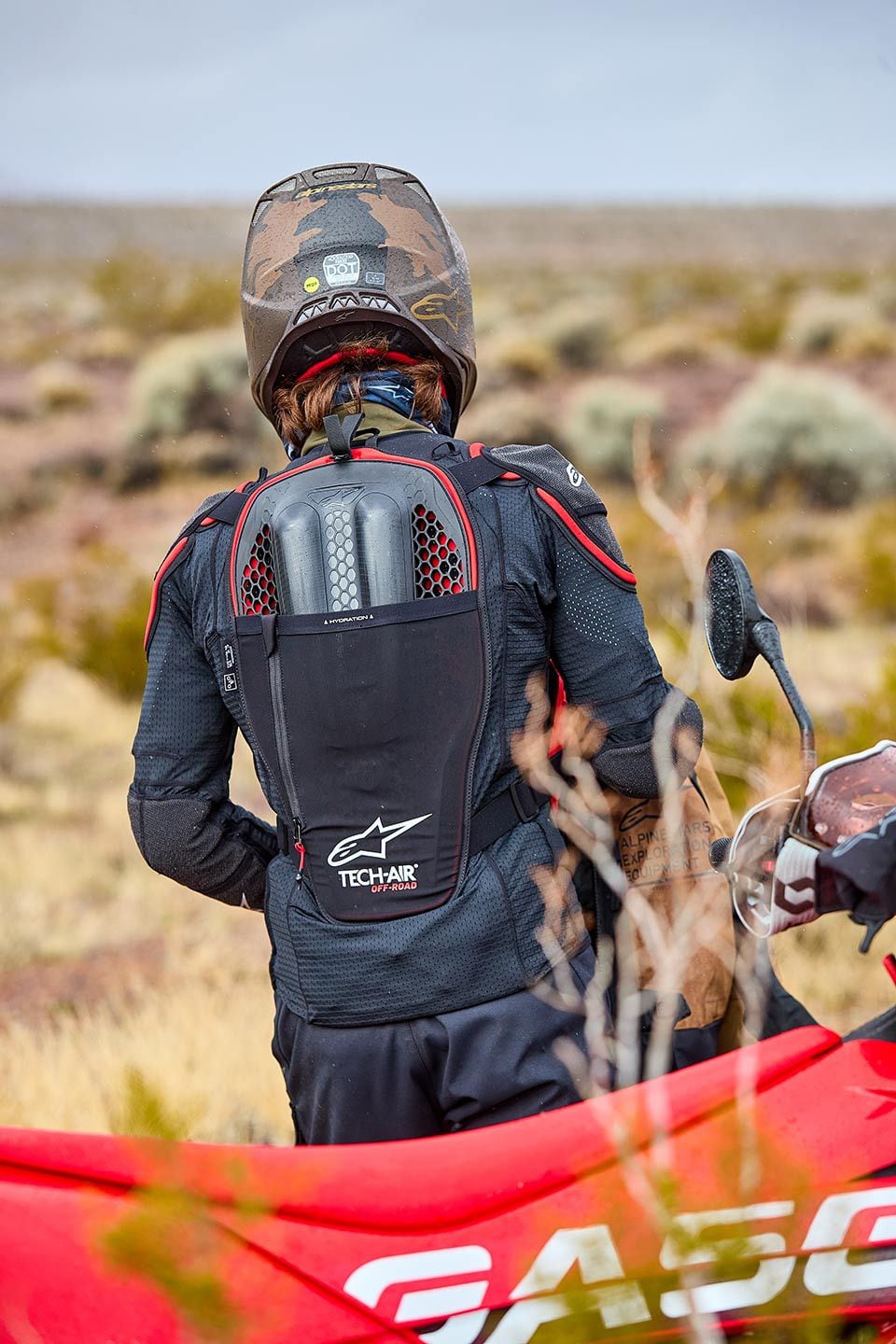 In the back protector is where the two gas canisters and six triaxial sensors can be found. A red light next to each canister indicates if the charge has been deployed or not. The storage pocket on the back of the system can hold a hydration bladder of up to 3 liters.