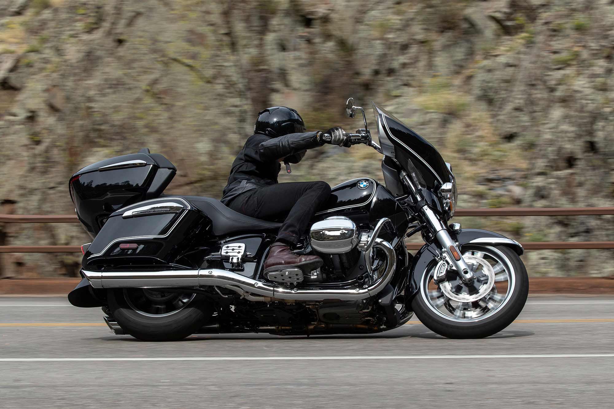 Despite the added weight, the R 18 Transcontinental’s improved lean angle has measurable benefits.