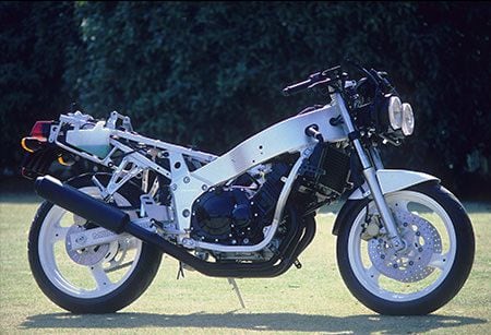 The racing-derived Deltabox twin-spar aluminum frame was the direct product of Yamaha’s involvement in the All Japan TT-F3 series.